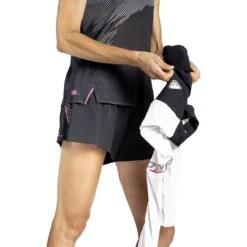 Dynafit DNA Wind Jacket Femme Blanc Et Noir -Tenue Active main 08 0000071431 0911 DETAIL 1 2a99