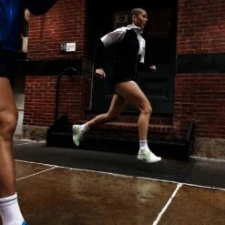 Salomon Bonatti Trail Femme Blanc Et Noir -Tenue Active main FW22 PHANTASM SPECTUR lindetcharlotte 33.jpg.high res f32f