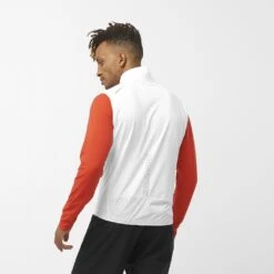 Salomon Light Vest Homme 10 Salomon Light Vest Homme -Tenue Active main LC1866800 1 MOD lightvest white run m.png.high res 5d28
