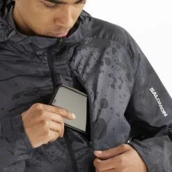 Salomon Bonatti Cross Full Zip Hoodie Homme 12 Salomon Bonatti Cross Full Zip Hoodie Homme -Tenue Active main LC1868000 5 MOD bonatticrossfzhoodie deepblackaoperiscope chestpocket m.pn 6fea