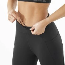 Salomon Cross Run 28 Femme Noir -Tenue Active main LC1893400 6 MOD crossrun28tight deepblack serrage w.png.high res 7750