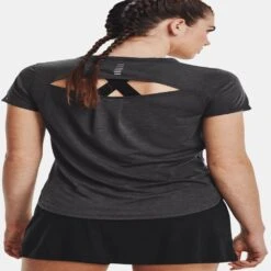 Under Armour Breeze 2 0 Trail Tee Femme -Tenue Active main V5 1369776 010 BC copie 9a21