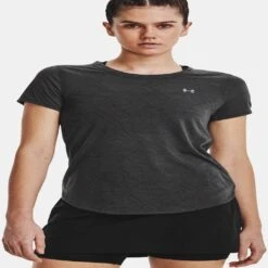 Under Armour Breeze 2 0 Trail Tee Femme -Tenue Active main V5 1369776 010 FC copie 200f