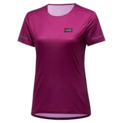 Gore Wear Contest Daily T-Shirt Femme Violet -Tenue Active main eyJwYXRoIjoiZ29yZVwvYWNjb3VudHNcL2U0XC80MDAwMTU5XC9wcm9qZWN0c1wvMzIxXC9hc3 510e