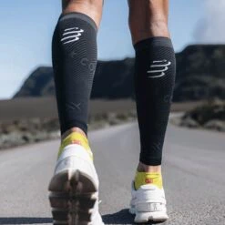 Compressport R2 Oxygen - Black Edition 2023 Noir 7 Compressport R2 Oxygen - Black Edition 2023 Noir -Tenue Active main r2 oxygen black 3 1 2f99