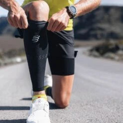 Compressport R2 Oxygen - Black Edition 2023 Noir 8 Compressport R2 Oxygen - Black Edition 2023 Noir -Tenue Active main r2 oxygen black 4 1 8946