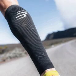 Compressport R2 Oxygen - Black Edition 2023 Noir 9 Compressport R2 Oxygen - Black Edition 2023 Noir -Tenue Active main r2 oxygen black 5 1 452e