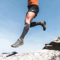 Compressport R2 Oxygen - Trail Capsule 2023 Noir 6 Compressport R2 Oxygen - Trail Capsule 2023 Noir -Tenue Active main r2 oxygen trail capsule 2023 1 50c6