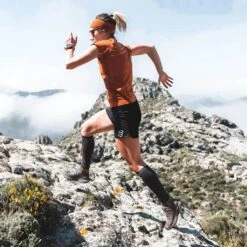 Compressport R2 Oxygen - Trail Capsule 2023 Noir 7 Compressport R2 Oxygen - Trail Capsule 2023 Noir -Tenue Active main r2 oxygen trail capsule 2023 3 4ea2